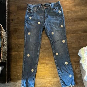 Skinny fit Judy blue 13/31 daisy jeans … stretchy and soft…..